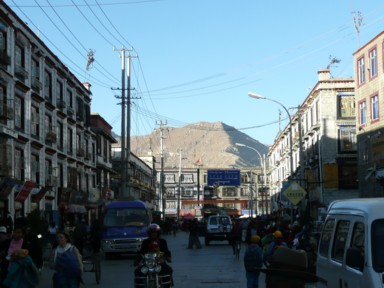 旧市街地区のチベットらしい街並み