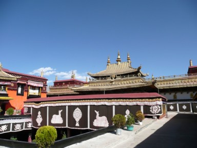 ジョカン寺の1階とは正反対の鎮まる2階