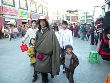 チベットの袖が長い民族衣装を着た人々