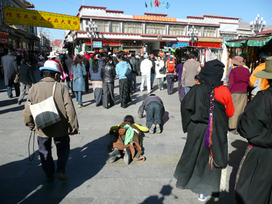 バルコルを五体投地で巡礼する人