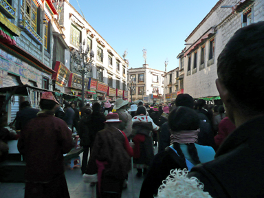 八廓街の朝から巡礼に集まるたくさんの人々