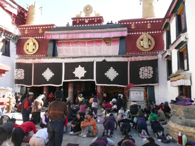 ジョカン寺の入口の五体投地する人々