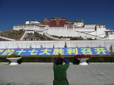 ポタラ宮の正面で五体投地で祈る人々