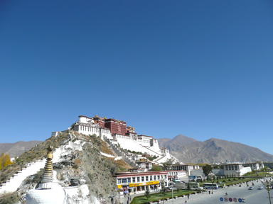 ラサの静寂な寺院と祈りの風景