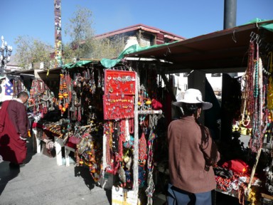 仏具屋の露店が並ぶ八廓街