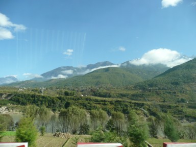 長江の源流と山々が続く麗江周辺の風景