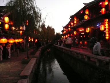 麗江の夜道に赤ちょうちんが並ぶクラブのエリア