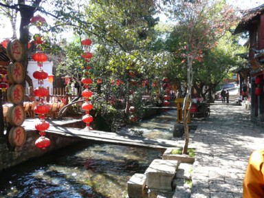 石畳と小川と赤ちょうちんが美しい麗江古城の風景