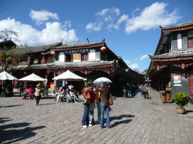 麗江の黒瓦の民家が並ぶ町並み