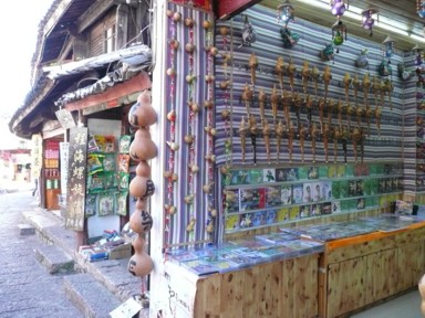 麗江のお土産屋や食堂が並ぶ通り