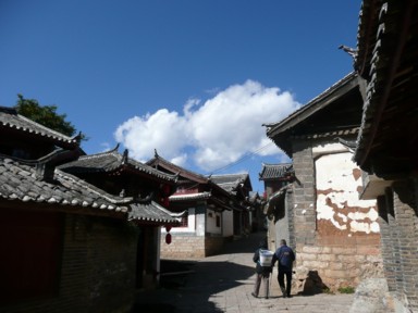 細い路地が続く麗江の街並み