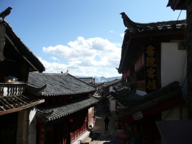 麗江古城の伝統的な街並みを望む落ち着いた景色。