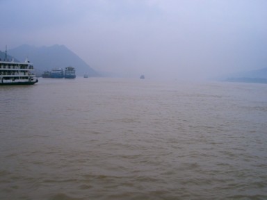 長江を進むローカル船