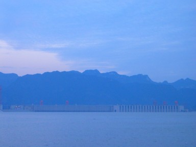 完成したばかりの三峡ダム