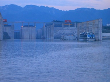 巨大ダムと山に囲まれた長江の風景