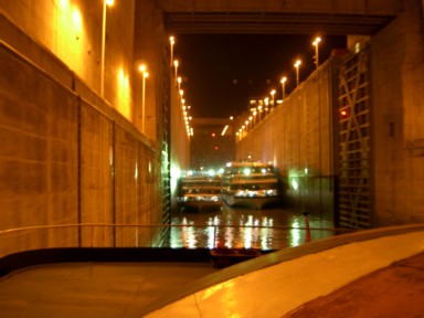 三峡ダムの巨大エレベーターで水位を上げる船