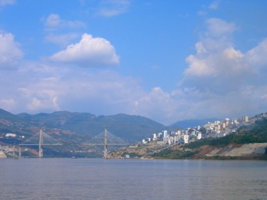 沈んだ街は新しい街へと変わる長江沿い