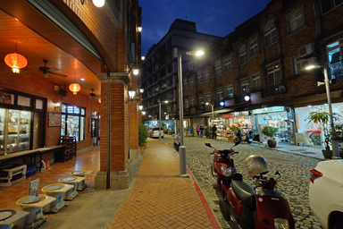 鶯歌老街の陶器の店とレンガ造りの建物