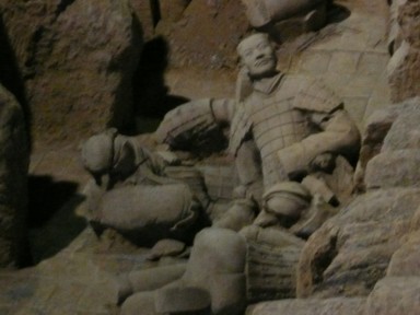 発掘中の倒れた兵士が連なる兵馬俑