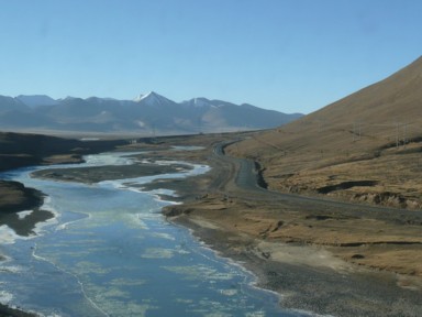 川も凍る標高の高い場所を走る青蔵高原