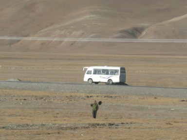 一瞬で過ぎ去る人やバスが見える車窓