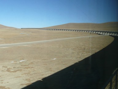 青蔵鉄道の進む先が見えるカーブの線路