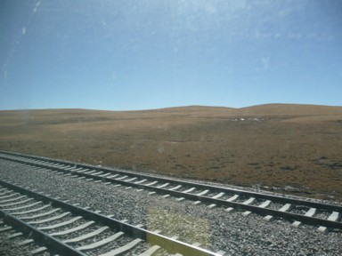 行き違いエリアで停車するチベット鉄道の静かな車内