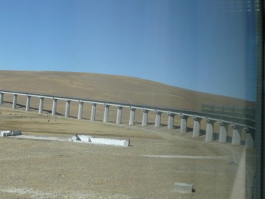 カーブの先に見えるチベット鉄道の先頭の方