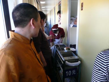 青蔵鉄道の車内販売の料理やカップラーメン