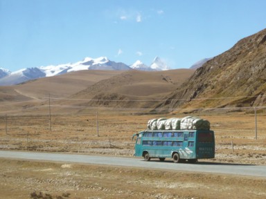青蔵鉄道から荷物を大量に運ぶバス