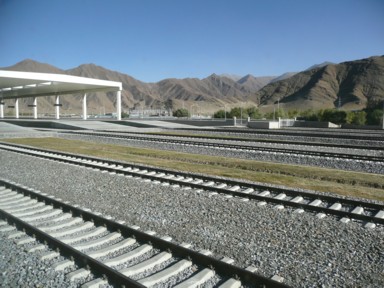 山に迎えられるラサ駅