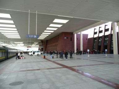ラサ駅の近代的で広い構内