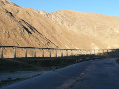 大自然の中に違和感の高架線路