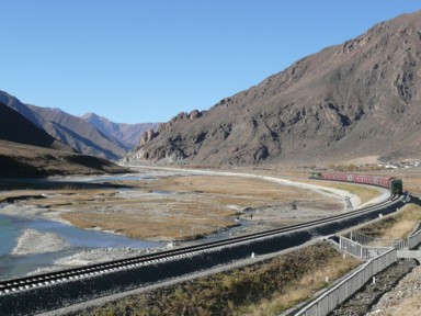 道路からのチベット鉄道