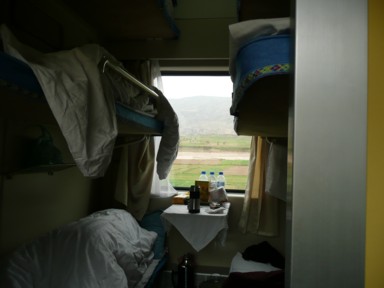 3段ベッドが向かい合う6人部屋の布団付きの快適な空間