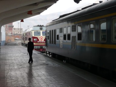 西寧駅で機関車がパワーアップする青蔵鉄道