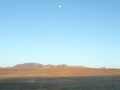 早朝に広がる青蔵高原の広大な大地