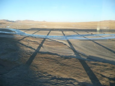 永久凍土の上を走る青蔵鉄道の高架橋