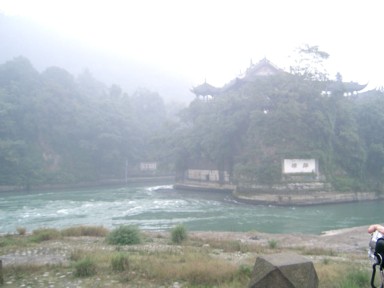 都江堰の古代水利施設を俯瞰した歴史的風景。