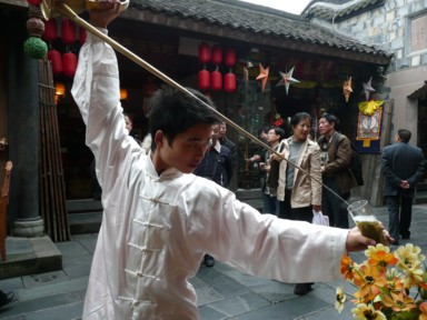 茶芸師の華麗な茶注ぎの技
