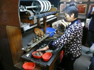 シルクの原料となる蚕の糸作り
