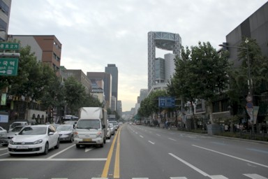 鍾路タワーなどの近代的町並み