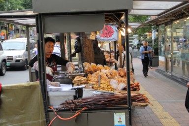 道ばたの屋台と街の雰囲気