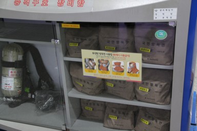 地下鉄駅に置かれたガスマスク