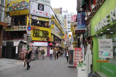 明洞の看板があふれる街の風景