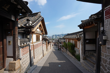 北村韓屋村のおしゃれな民家が並ぶ先には高層ビルの街