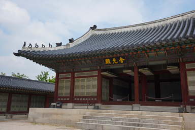 景福宮の奥に続く装飾のきれいな建物