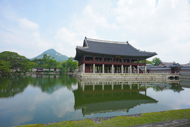 慶会楼の池に浮かび池に反射する楼閣