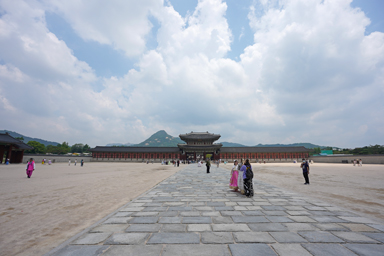 景福宮の門をくぐった広い王宮の風景