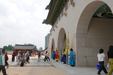 観光客のモデルとして動かない衛兵の姿